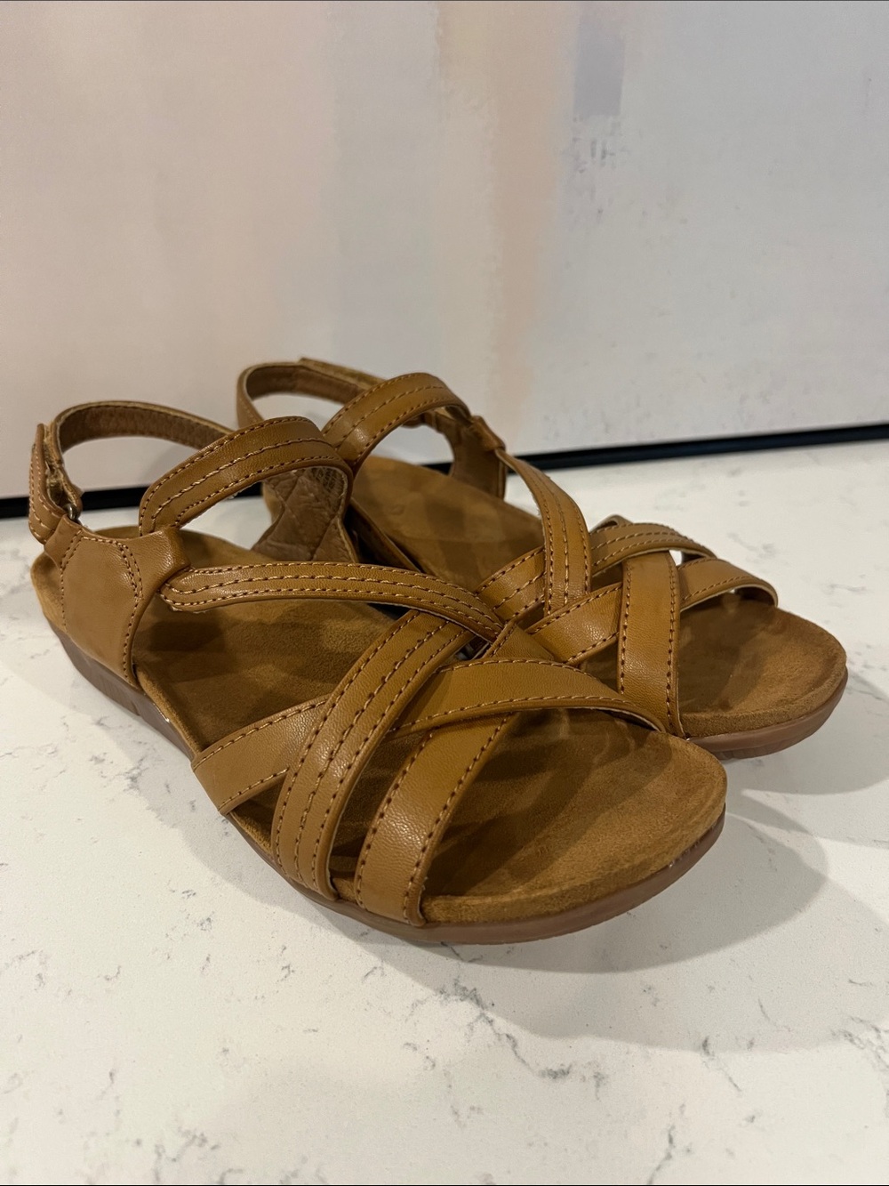Baretraps strappy sandals with a comfortable cross-woven strap design size 8.5